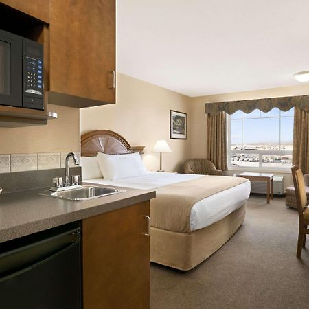 Super 8 By Wyndham High Level Ab Hotel Bagian luar foto