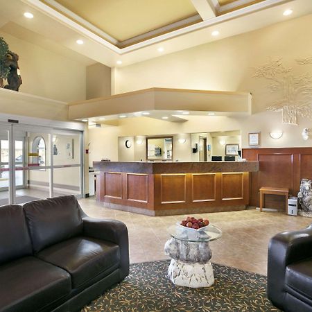 Super 8 By Wyndham High Level Ab Hotel Bagian luar foto