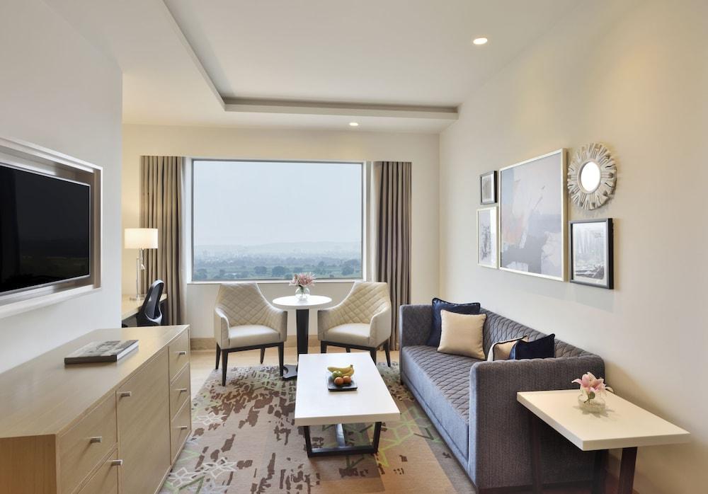 Super 8 By Wyndham High Level Ab Hotel Bagian luar foto