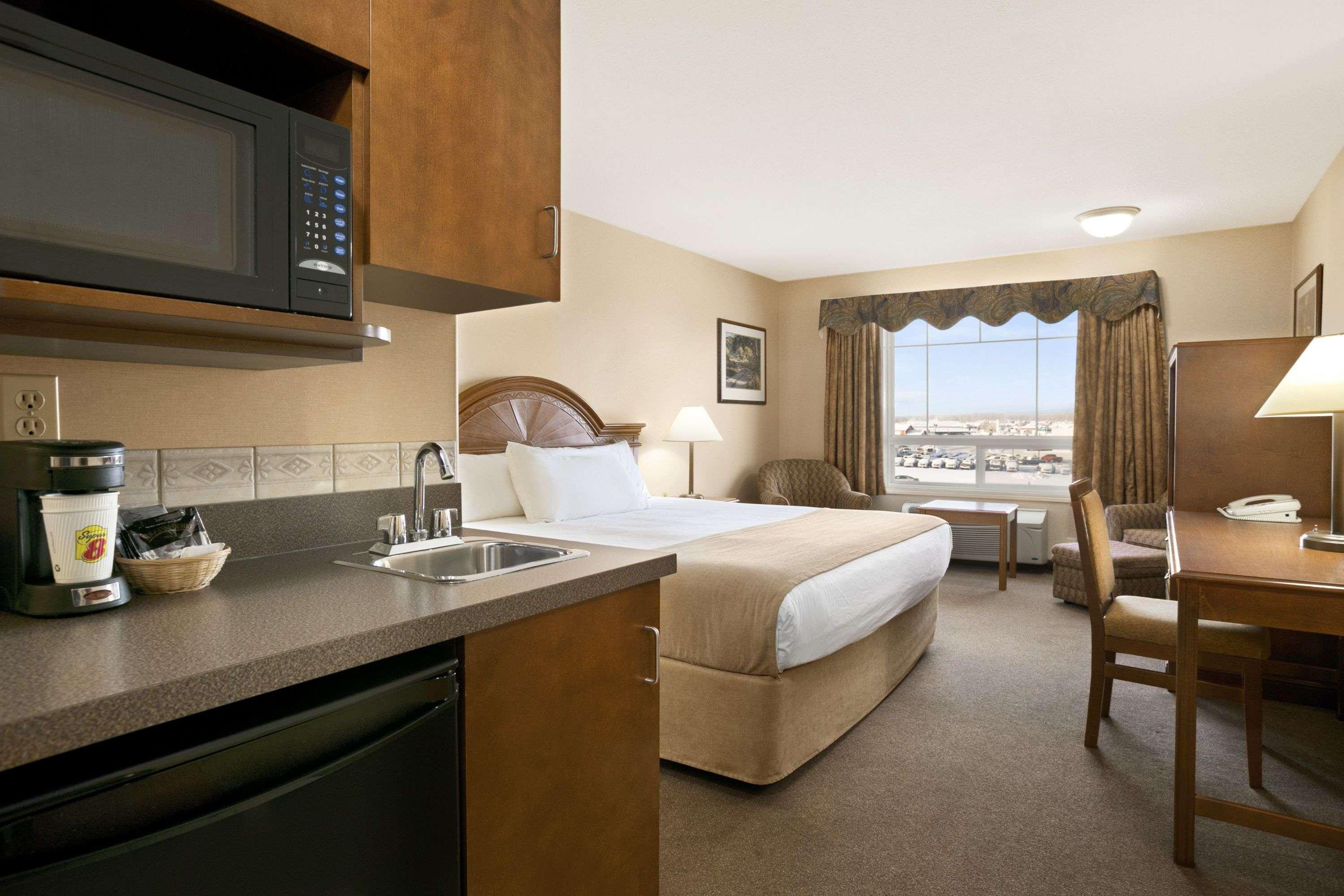 Super 8 By Wyndham High Level Ab Hotel Bagian luar foto