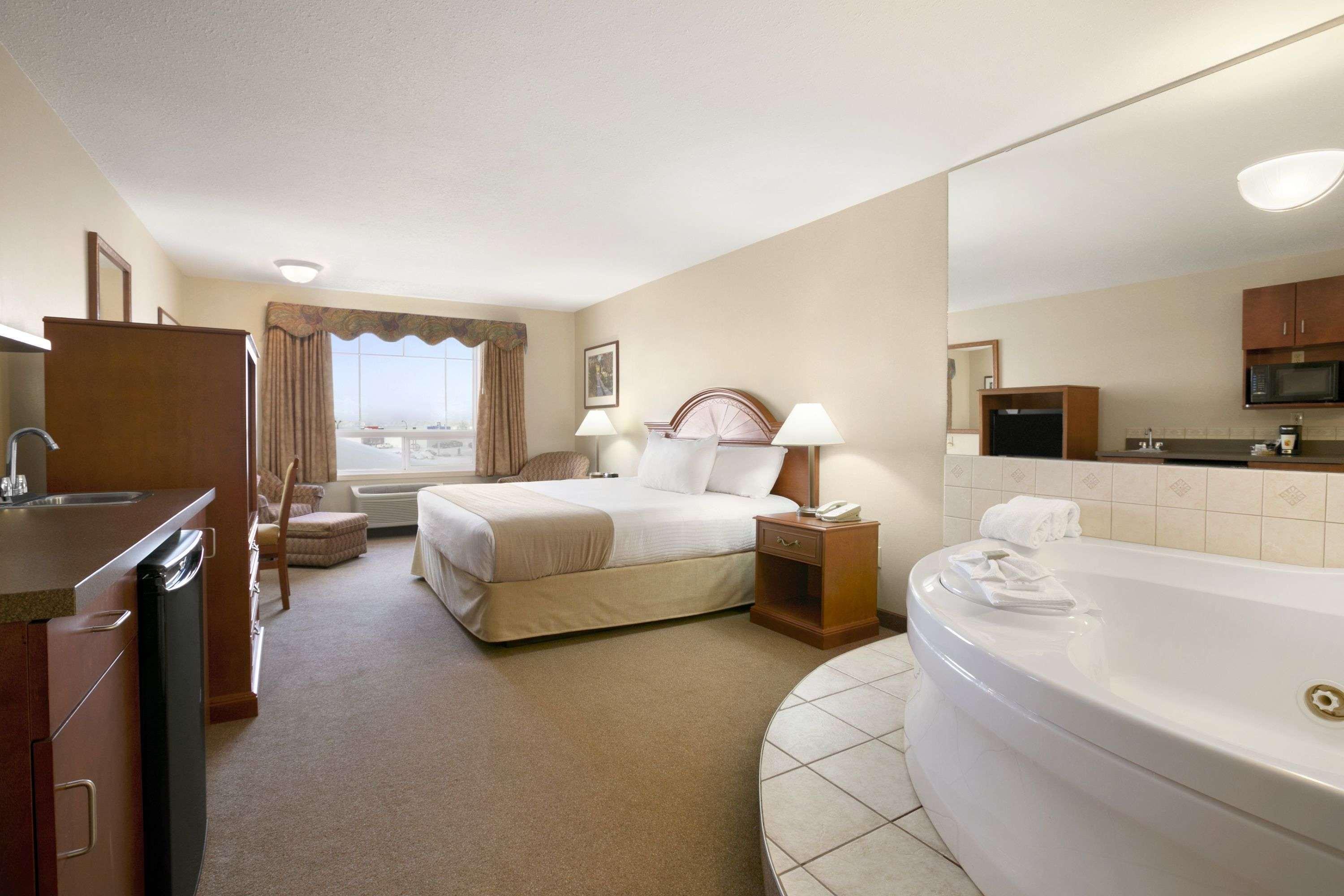 Super 8 By Wyndham High Level Ab Hotel Bagian luar foto