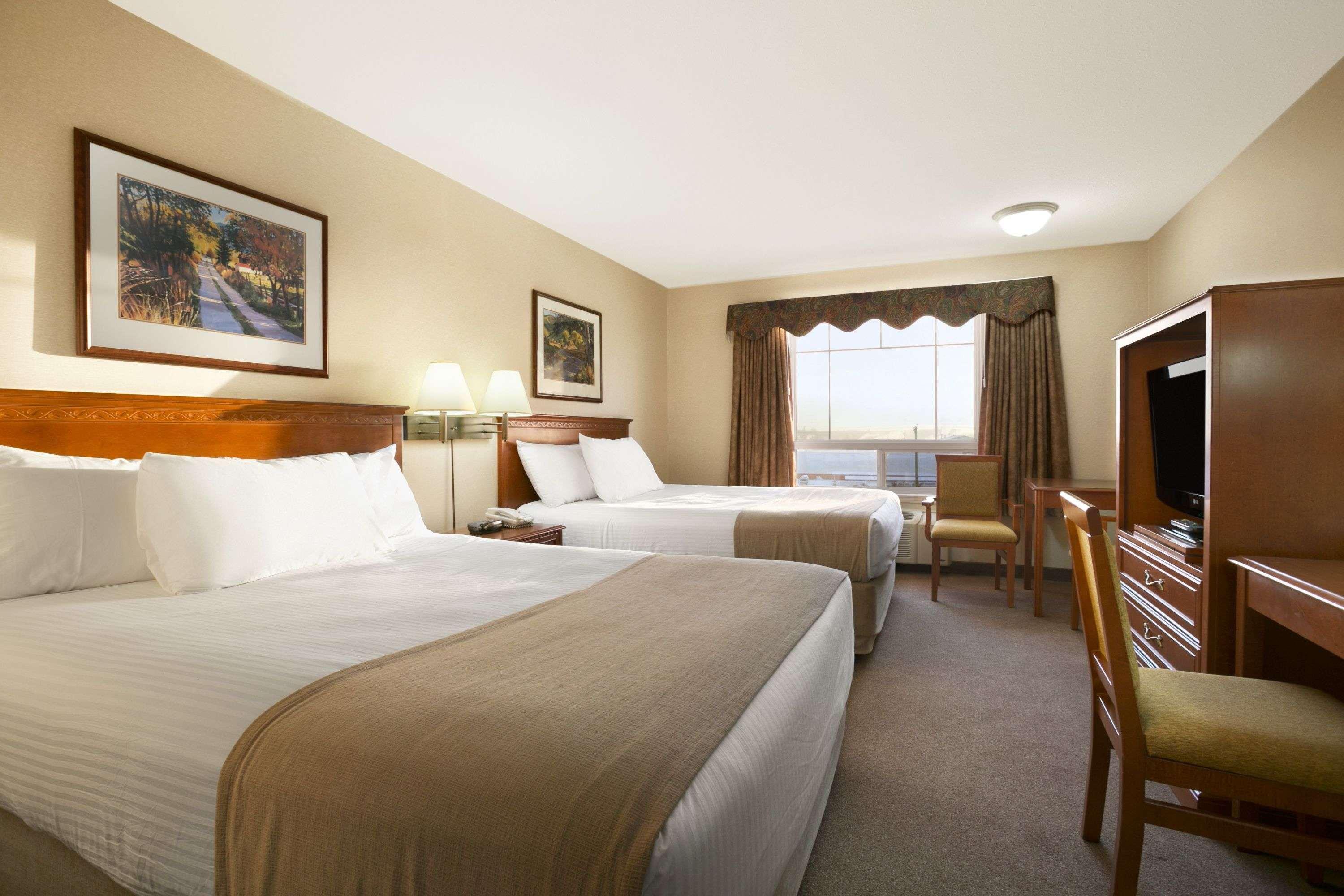 Super 8 By Wyndham High Level Ab Hotel Bagian luar foto