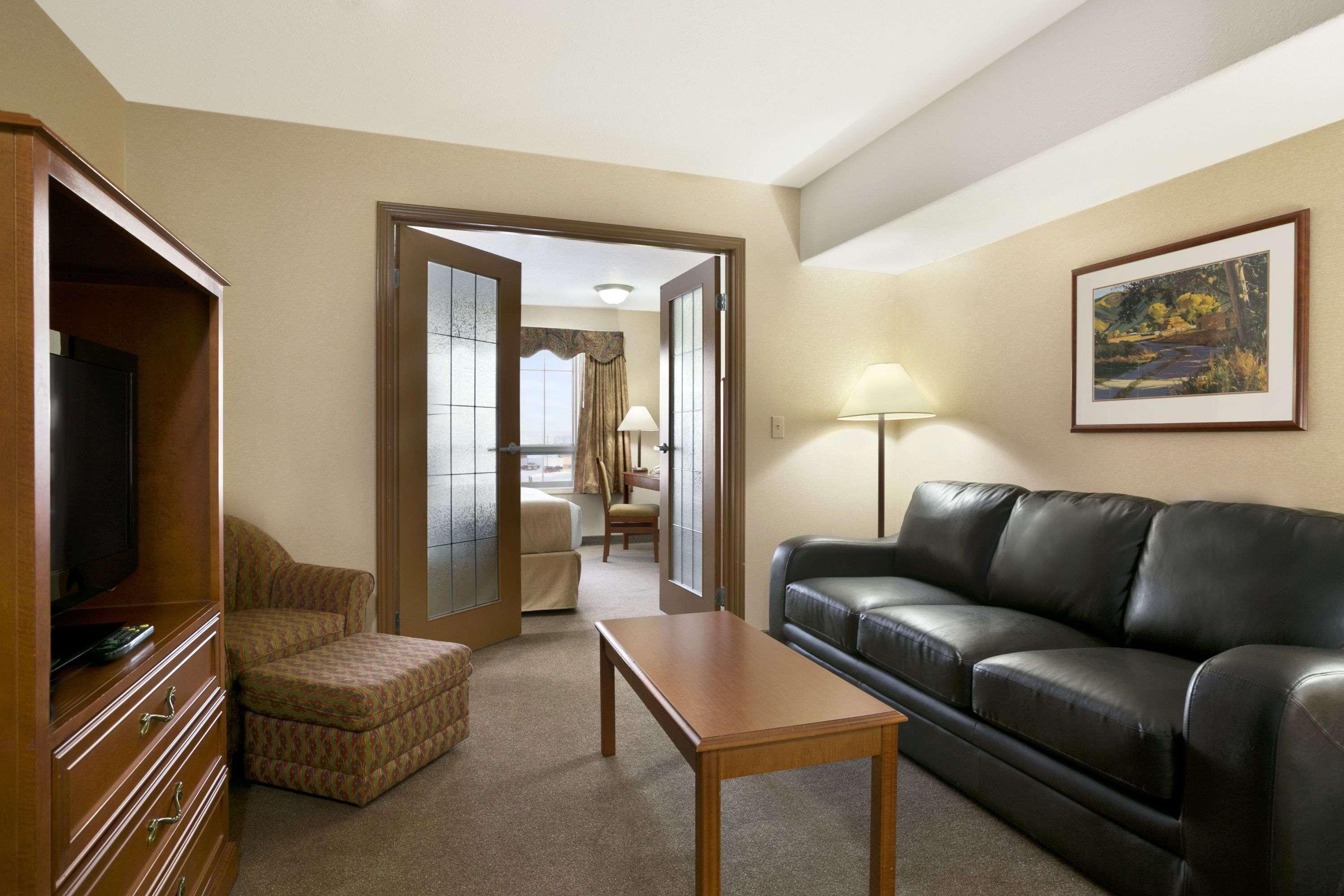 Super 8 By Wyndham High Level Ab Hotel Bagian luar foto