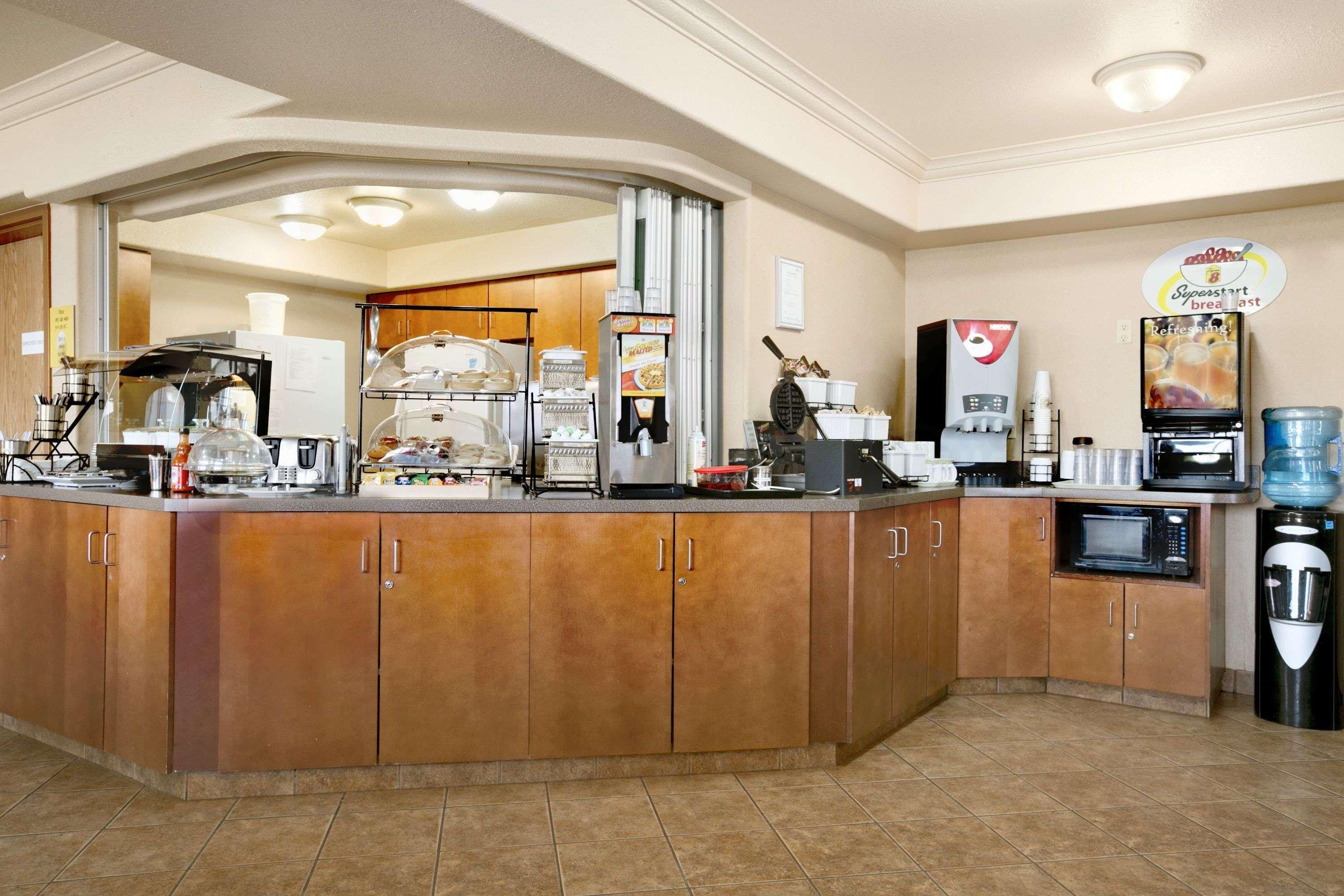 Super 8 By Wyndham High Level Ab Hotel Bagian luar foto