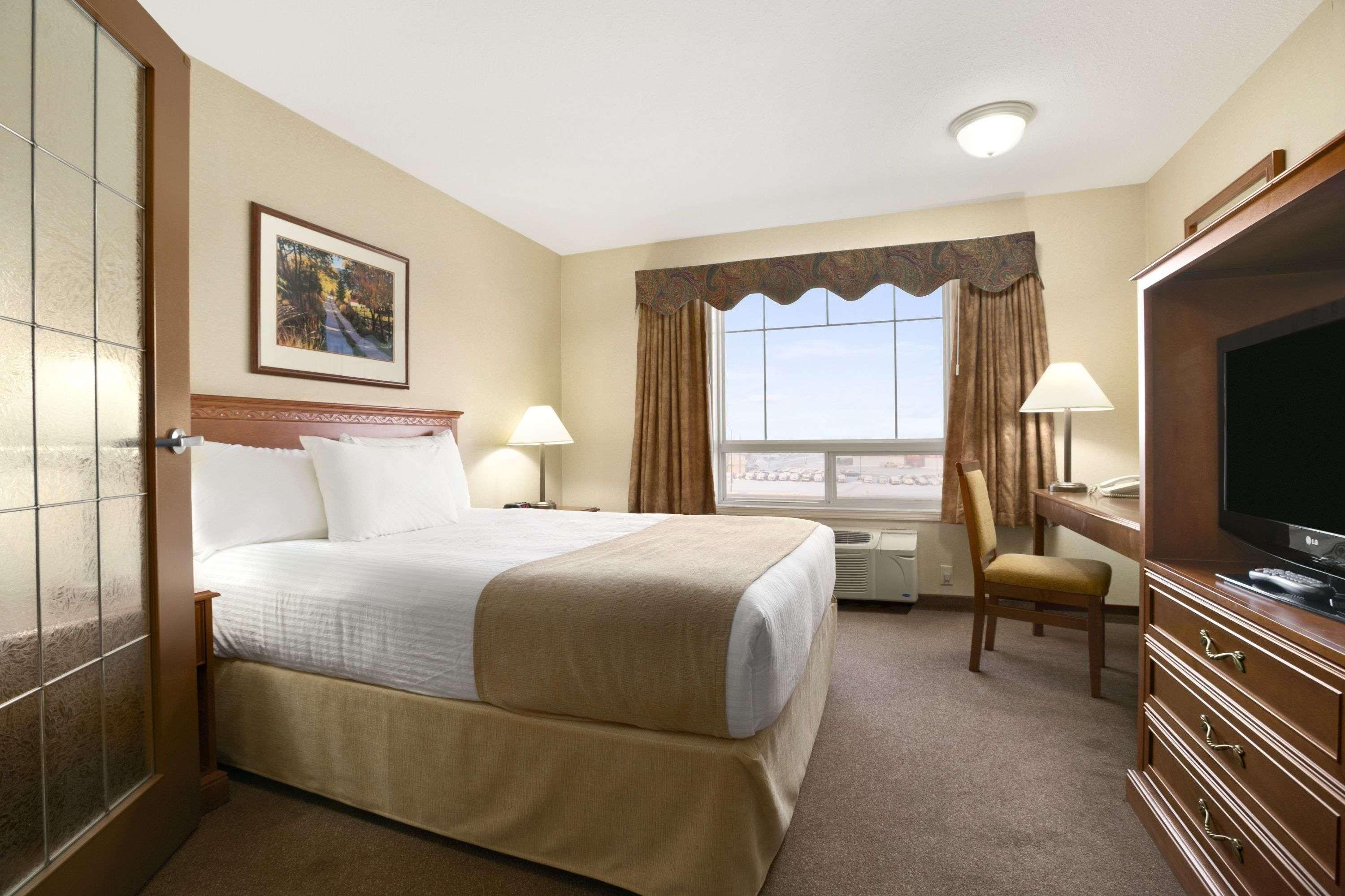 Super 8 By Wyndham High Level Ab Hotel Bagian luar foto