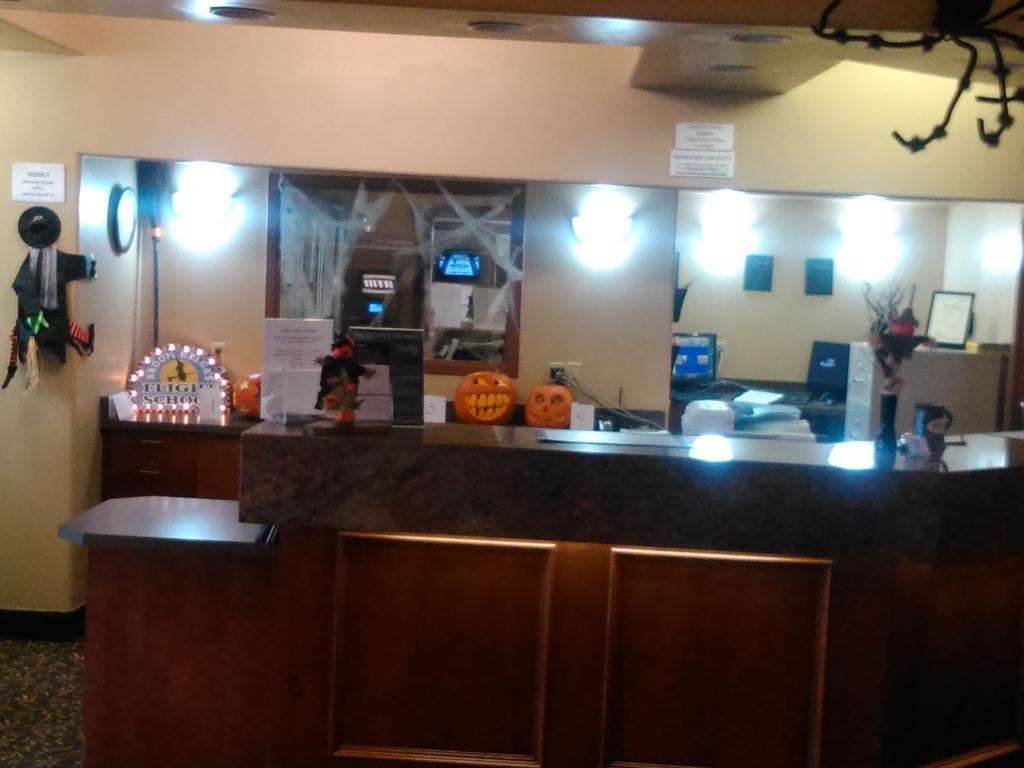 Super 8 By Wyndham High Level Ab Hotel Bagian luar foto