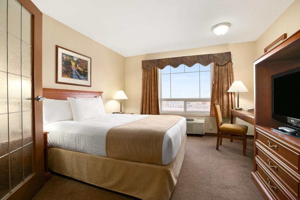 Super 8 By Wyndham High Level Ab Hotel Bagian luar foto