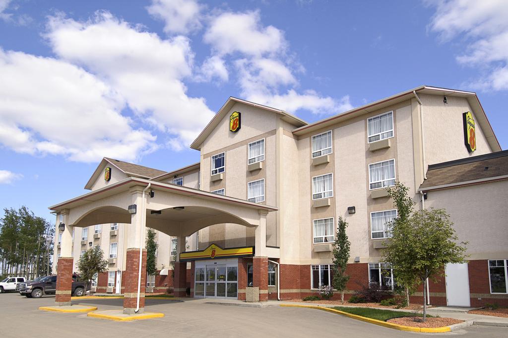 Super 8 By Wyndham High Level Ab Hotel Bagian luar foto